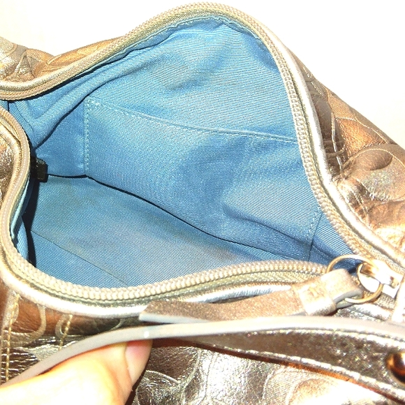 L@@K! Vintage & Rare COACH Metallic Silver Signature C embossed Demi Baguette - Picture 13 of 16